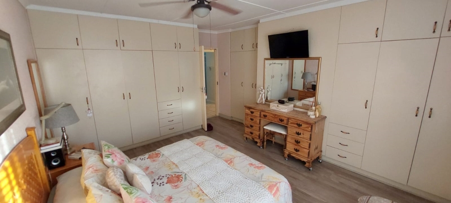 5 Bedroom Property for Sale in Wavecrest Eastern Cape